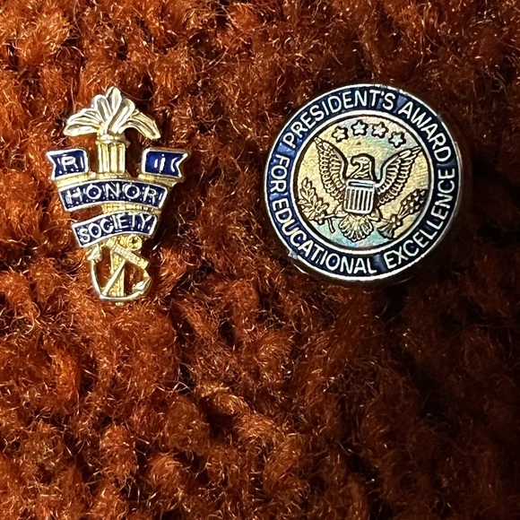 RI HONOR SOCIETY and President’s award for educational excellence pin tack back - Picture 8 of 12